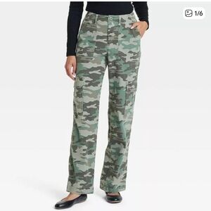Universal Thread Women's Mid Rise Straight Leg Utility Cargo Pants Green Camo 10